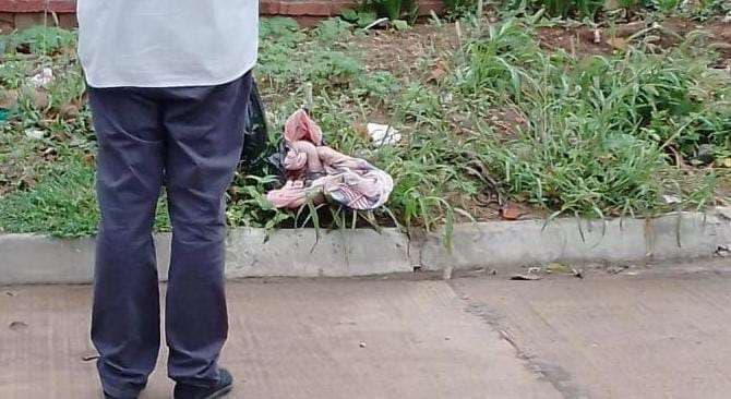 Abandonan a un bebé sin vida en una bolsa afuera de una iglesia 
