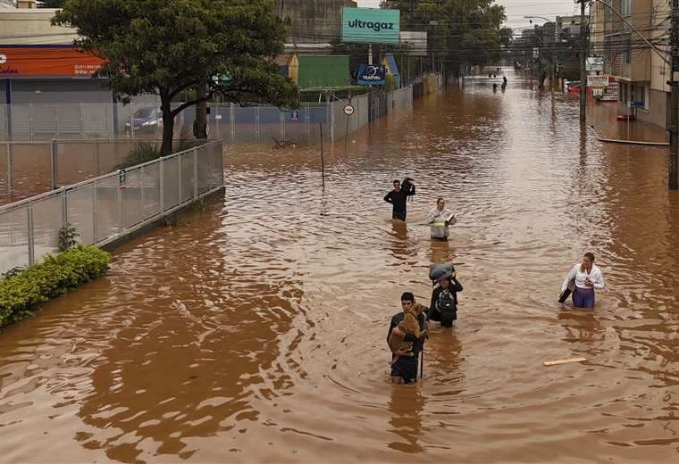 Porto Alegre golpeada por inundaciones, que ya suman 56 muertos en sur de Brasil
