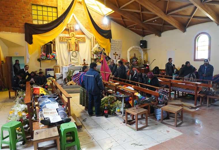 Familiares velan a los cuerpos en una capilla en Senkata. Foto: APG