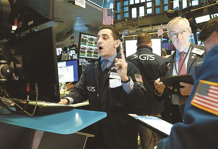 El Covid-19 provocó la caída de las acciones en las bolsas de valores, como ocurrió el 9 de marzo en el Wall Street. El peor crash desde 1987. . foto: AFP