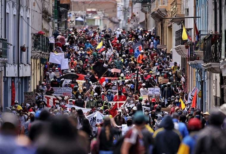 La protesta recorrió las principales calles de Quito. Foto AFP