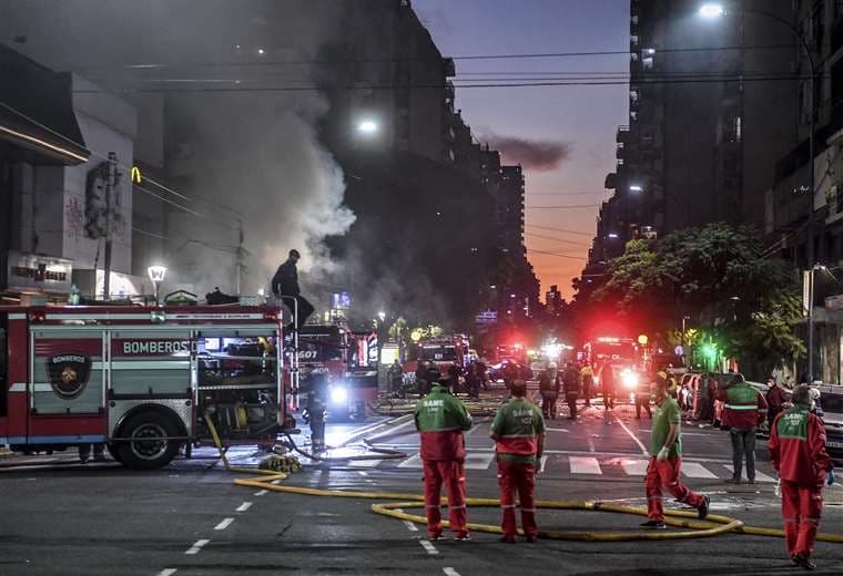Dos bomberos muertos y 15 heridos por explosiones en perfumería en Argentina