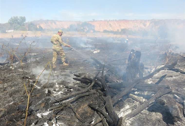 Efectivos del Ejército apagando el fuego | Foto: Teófilo Baldiviezo