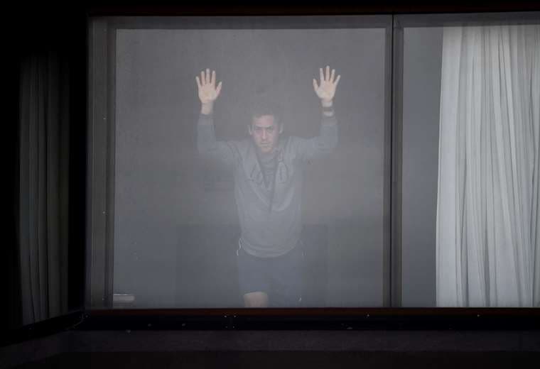 Los tenistas que fueron aislados entrenan las piezas del hotel en Melbourne. Foto. AFP