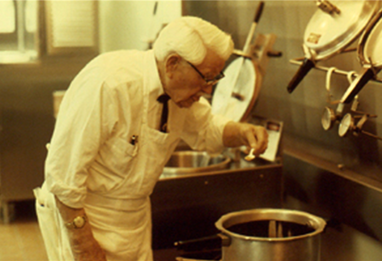 El Coronel Sanders, quien fundó Kentucky Fried Chicken (KFC) en 1955 