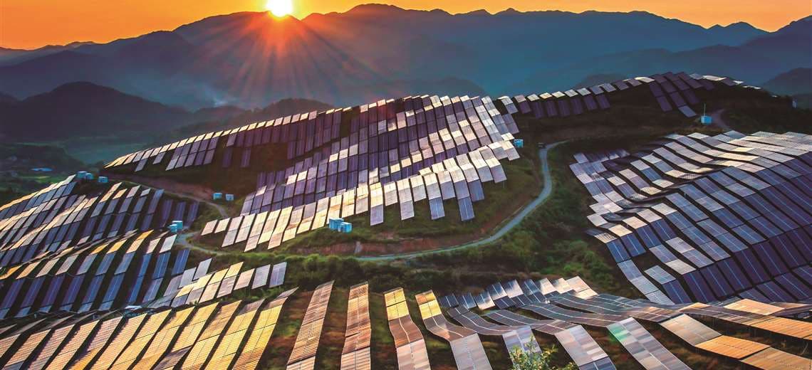 Paneles solares en las montañas de la Xinji 