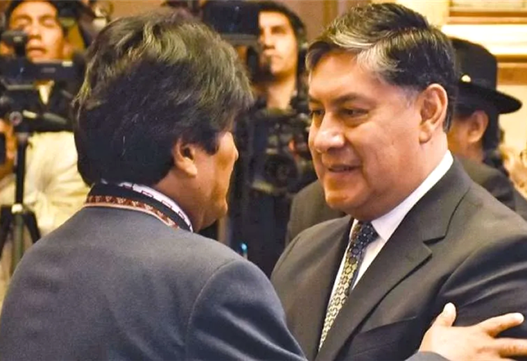 Evo Morales y Juan Lanchipa se saludan. Foto. Internet 