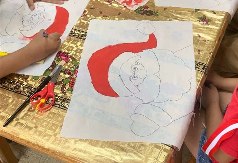 Papa Noel hecho en tela por los niños en las bibliotecas municipales