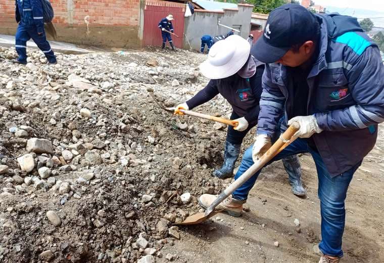 Personal de la Alcaldía de La Paz retiran lodos en zonas afectadas por lluvias/Foto: GMLP