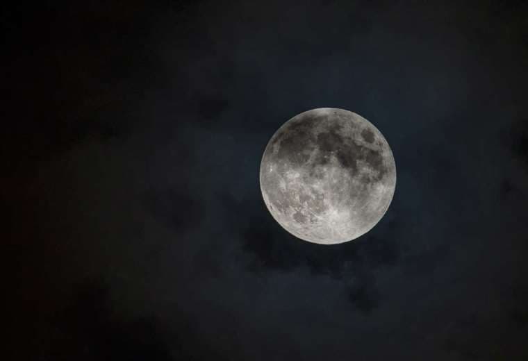 Eclipse lunar penumbral / Imágenes referenciales