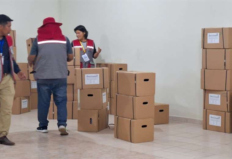 Llegan cajas censales con boletas llenas, a los centros de operaciones del INE