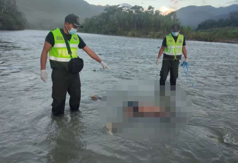 Hallan el cuerpo semidesnudo de un hombre flotando en un río de los Yungas