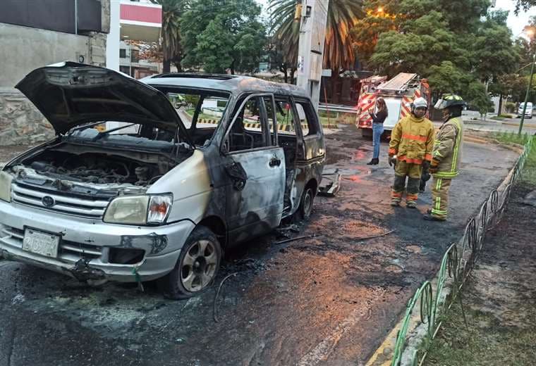 El incendio vehicular se produjo cerca del paseo del Prado, en Cochabamba.