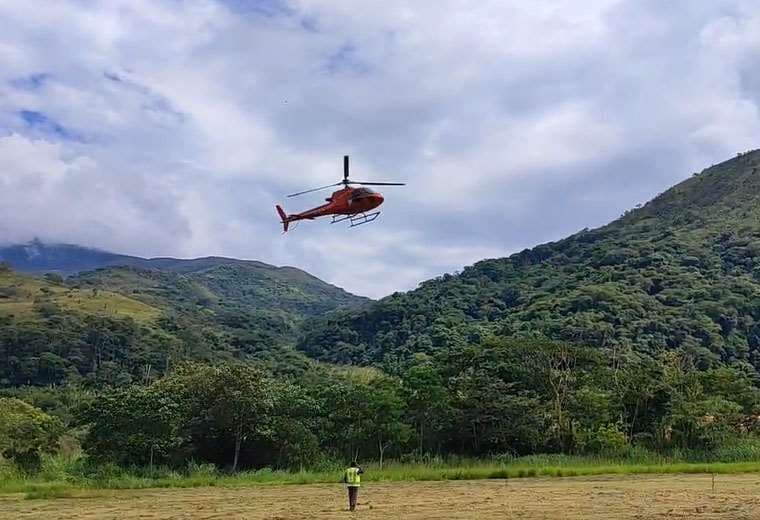 El momento del arribo del helicóptero. Foto: Radio Coroico 
