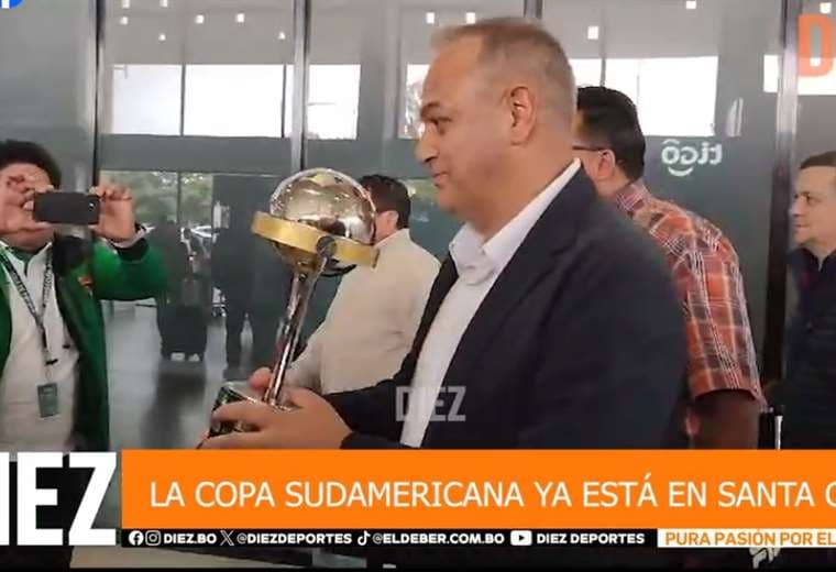 Fernando Costa con la Copa Sudamericana en manos. Foto: Captura de pantalla