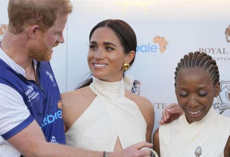 Momento incómodo: el gesto de Meghan Markle para que una mujer no pose junto al príncipe