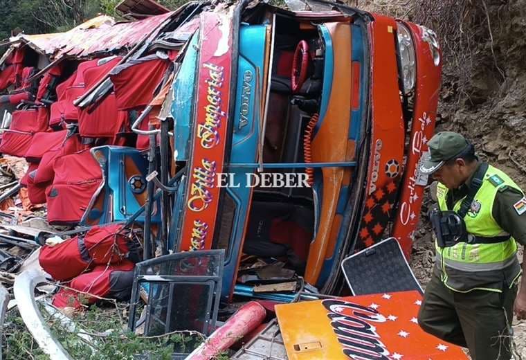 El bus embarrancado en los Valles cruceños, terminó partido en dos/Foto: Soledad Prado
