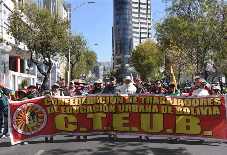 Marcha de los maestros urbanos de Bolivia en La Paz. Foto: APG