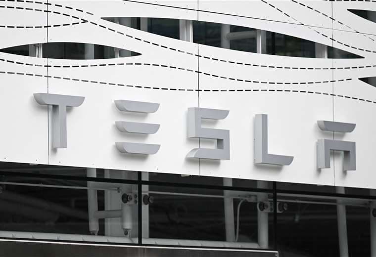 Ganancias de Tesla caen pero sus acciones se disparan por anuncio de nuevos vehículos