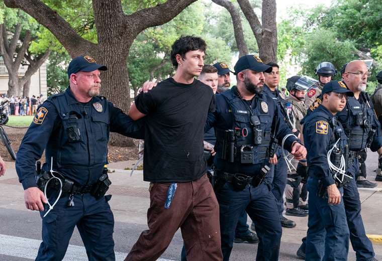 Más de 120 detenidos en universidades de EEUU por protestas propalestinos