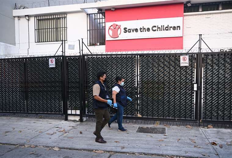 Fiscales ingresan a las oficinas de la ONG Save the Children en Guatemala / AFP