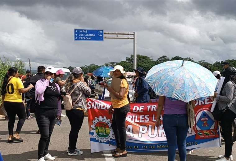 Maestros bloquean la carretera Santa Cruz-Cochabamba. Soledad Prado