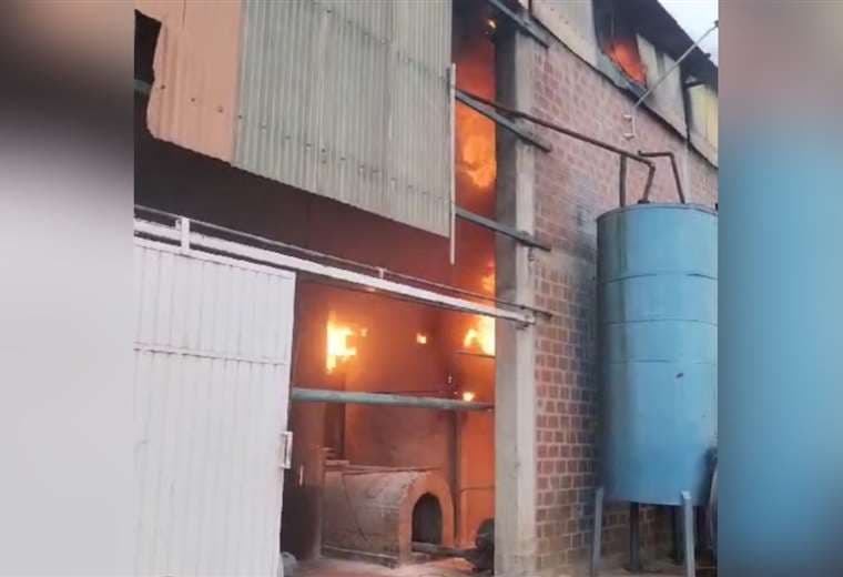 Incendio en Warnes: bomberos luchan contra las llamas en una planta recicladora de aceite 
