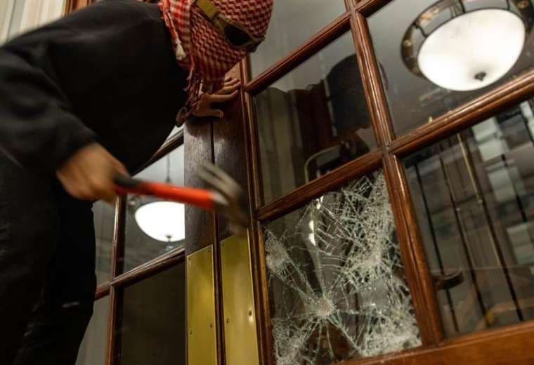 "Es una anarquía absoluta": las impactantes imágenes de la toma estudiantil de un edificio de la Universidad de Columbia 
