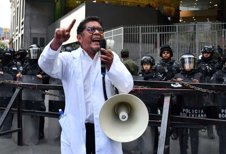 Médicos de Bolivia protestan contra la jubilación obligatoria a los 65 años