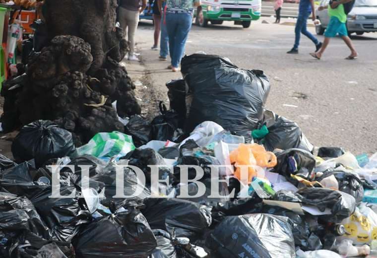 Santa Cruz: paro de 72 horas de trabajadores de aseo urbano deja calles llenas de basura