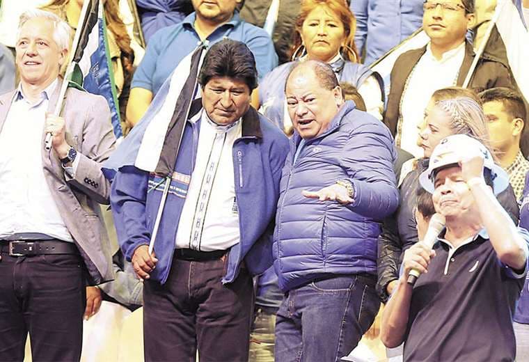 El presidente Morales recibe información del ministro Romero sobre la situación en los alrededores del acto. Foto: FUAD LANDÍVAR/ JORGE GUTIÉRREZ