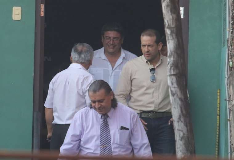 El presidente del Comité Pro Santa Cruz y los abogados salen de las instalaciones de la Felcc, donde se iba a realizar la audiencia. Foto: Rolando Villegas
