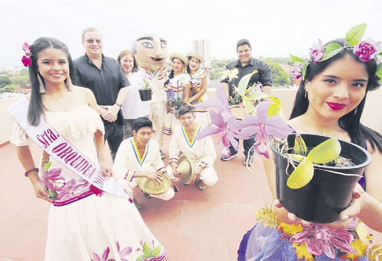 Camila Vargas, señorita Orquídea 2019 (izq.), bailarines y gente que organiza el festival. Foto: JORGE GUTIÉRREZ
