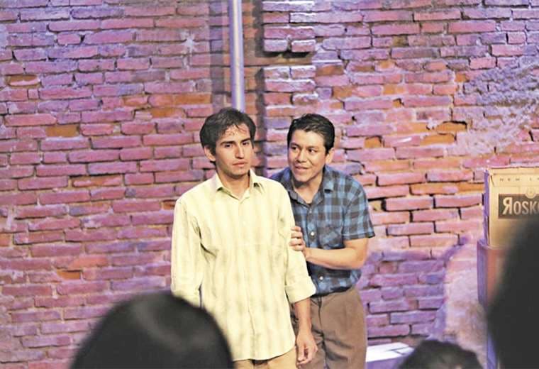 Con la actuación de Rodrigo Heredia y Gonzalo Michel, Manjar blanco es hablada en lenguaje camba puro. El texto es de Jorge Calero y la dirección de Jorge Vargas.