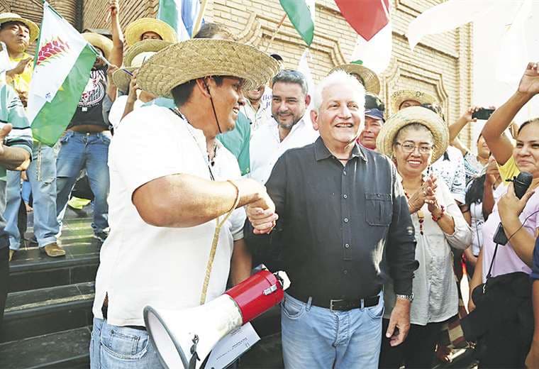 Costas visitó a los marchistas ayer por la tarde, luego de salir de una audiencia en el Palacio de Justicia. Foto: GOBERNACIÓN