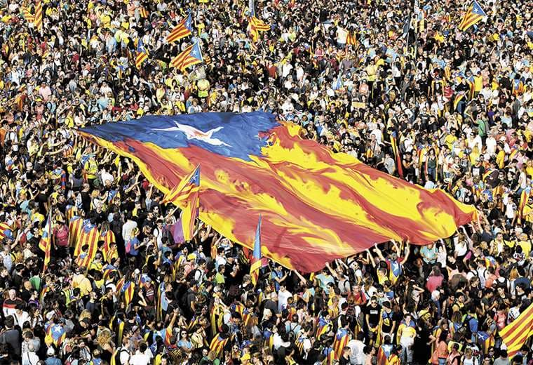 Una inmensa bandera catalana cubre parte de la movilización que confluyó sobre Barcelona. Foto: AFP