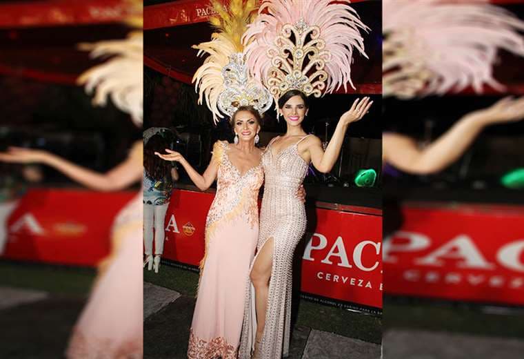 Las reinas de la noche. Mary Parada, de las Mita Kuñá, y Romy Paz, soberana del Carnaval. Fotos: ÁNGEL FARELL. FOTOS