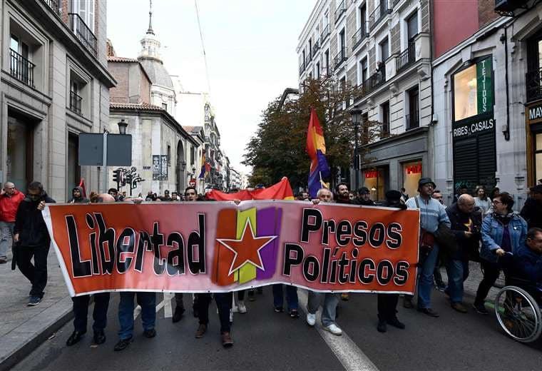 Las manifestaciones no cesan tras la sentencia de la justicia española para las exautoridades catalanas que promovieron la secesión de Cataluña. Foto: AFP