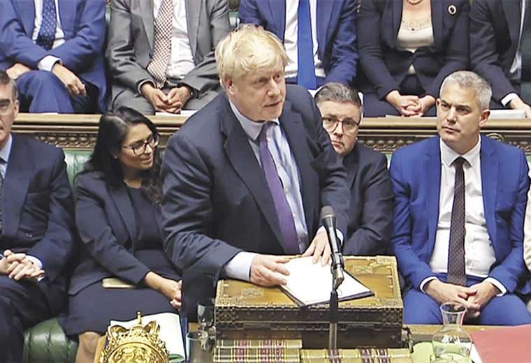 Johnson logra acuerdo del Parlamento, pero frena todo por las fechas