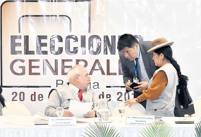 Los vocales del Órgano Electoral suspendieron la transmisión rápida de votos por casi un día. Foto: APG NOTICIAS