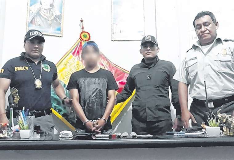 El detenido cuando fue presentado en el puesto policial de Yapacaní. Foto: Soledad Prado