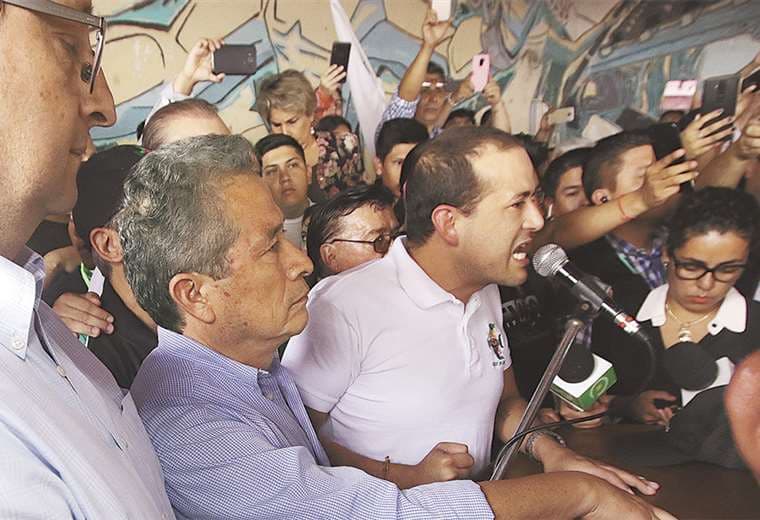 El líder cívico Luis Fernando Camacho el momento en que anuncio el paro cívico. Foto: JORGE UECHI