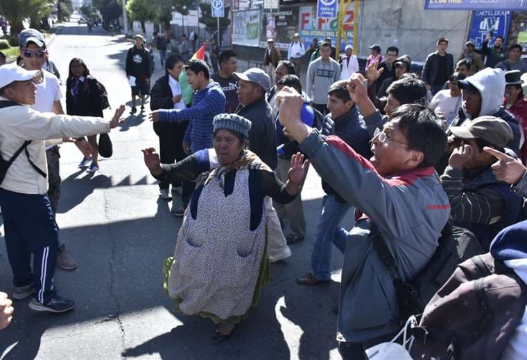 En La Paz transportistas se enfrentaron con los bloqueadores. Foto: APG