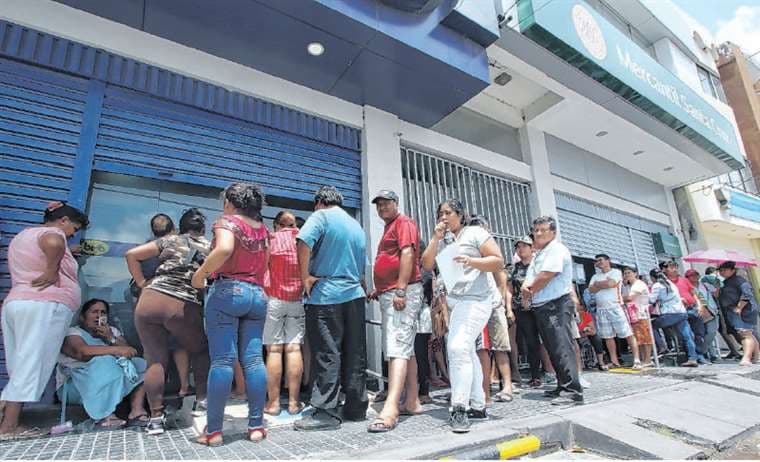 En la zona del Plan Tres Mil, la gente tuvo que hacer fila para poder ingresar a las instalaciones de los bancos. Foto: HERNÁN VIRGO