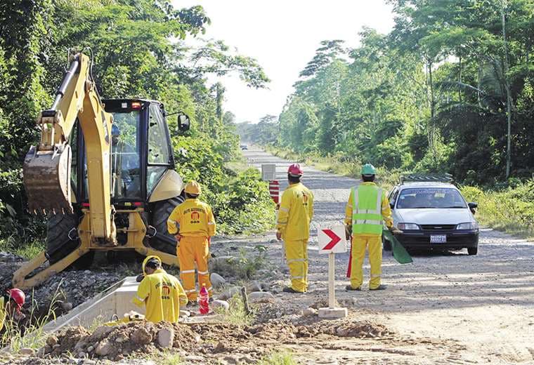 La empresa brasileña OAS inició obras para la construcción de la carretera por el Tipnis. Fue paralizada en diciembre de 2011