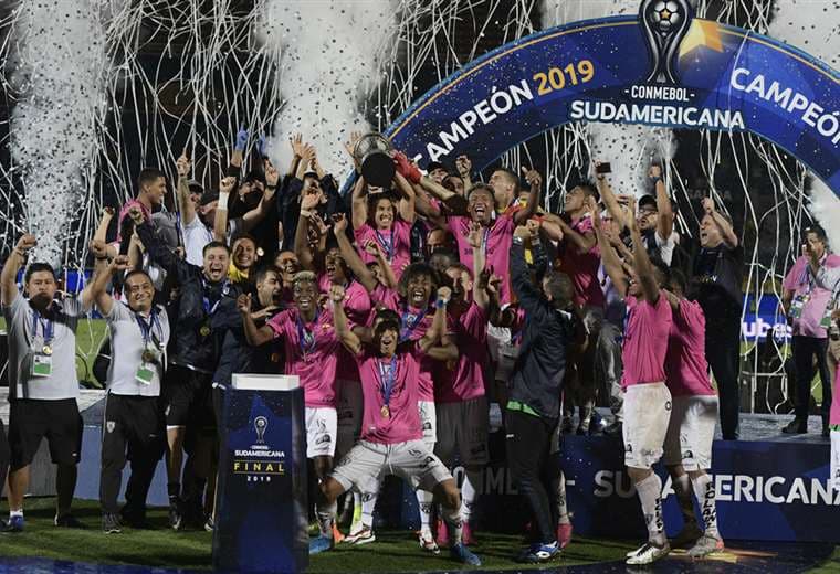 Los campeones celebran el título en el estadio La Nueva Olla, de Asunción. Foto. AFP 