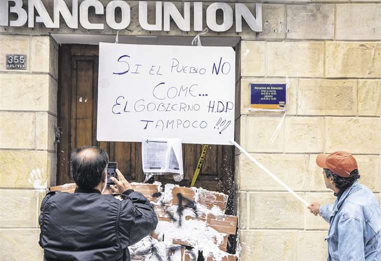 La mayoría de las agencias del Banco Unión está cercada por vecinos que protestan contra las elecciones