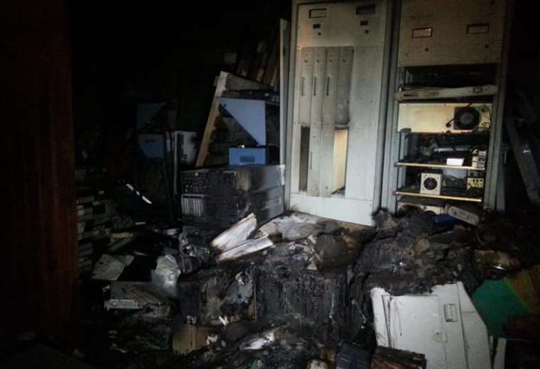 Parte de las instalaciones de la red televisiva que fueron saqueadas e incendiadas
