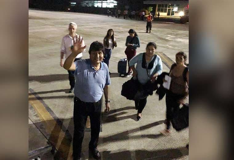 Evo Morales a punto de abordar el vuelo a México (Foto: redes sociales)