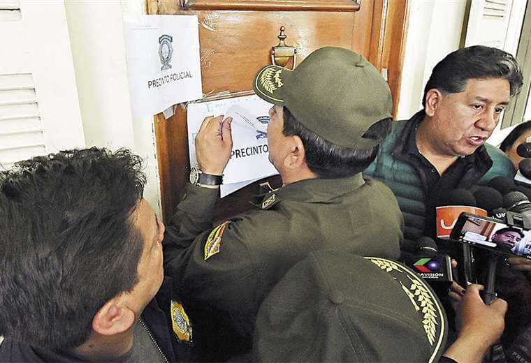 La Policía precintó la sede del Tribunal Supremo Electoral (TSE) en La Paz, y aprehendieron a varios vocales